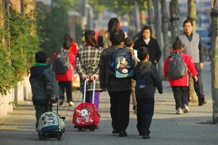 有用内容由ai智能生成"暑假托管服务从校外转向校内,减轻